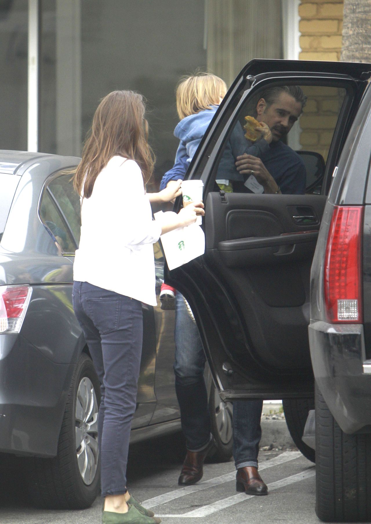 EXC: COLIN FARRELL LEAVING A STARBUCKS COFFEE SHOP IN LOS ANGELES.  / XPUSAM