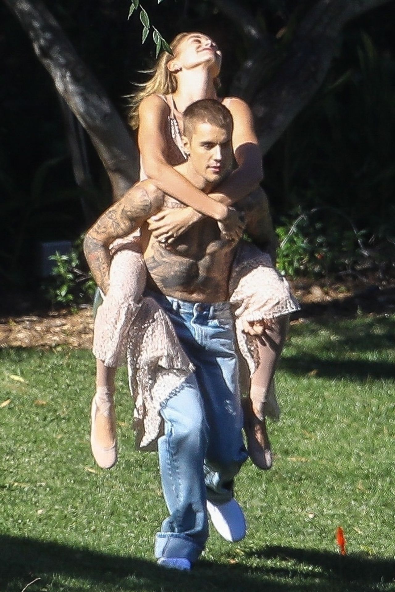 Justin Bieber nosi Hailey Baldwin na barana