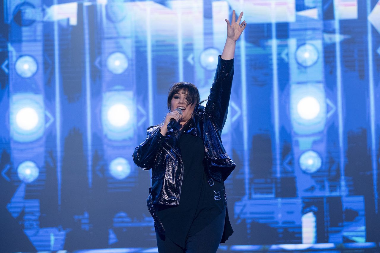 Ela Romanowska jako Ewa Farna w Twoja Twarz Brzmi Znajomo