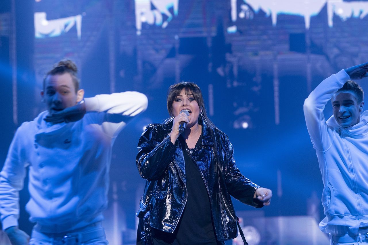 Ela Romanowska jako Ewa Farna w Twoja Twarz Brzmi Znajomo