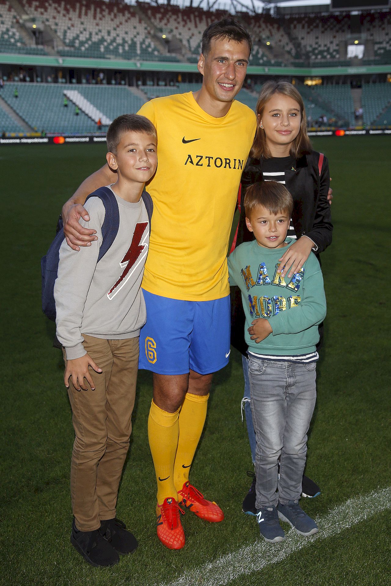 Jarosław Bieniuk z dziećmi