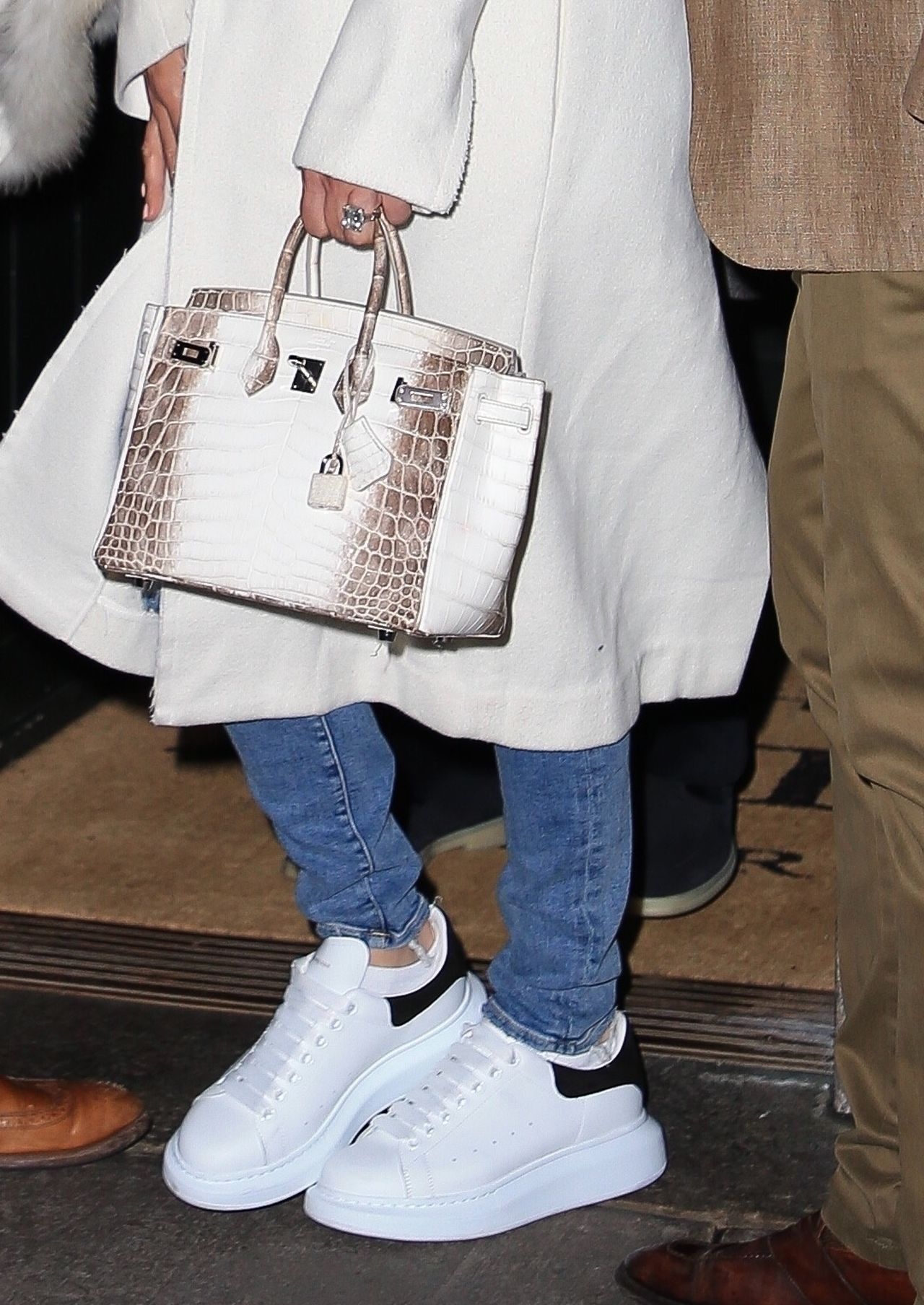 Jennifer Lopez w szalu z torebką od Hermesa