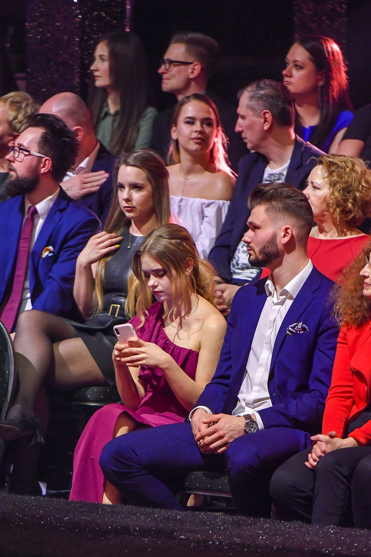 Julia Wróblewska przegląda telefon, obok siedzi nowy chłopak aktorki