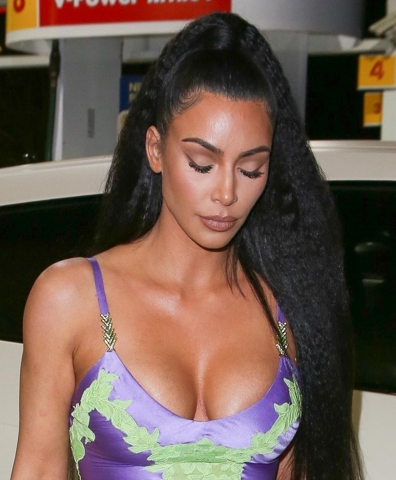 *PREMIUM-EXCLUSIVE* Kim Kardashian and Kanye West make a pit stop after attending Chance The Rapper's wedding **WEB EMBARGO UNTIL 11AM PST ON 03/11/19** Kim Kardashian