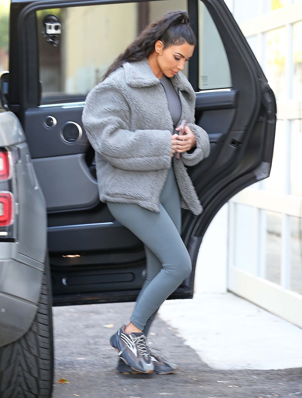 Kim Kardashian w szarym futerku