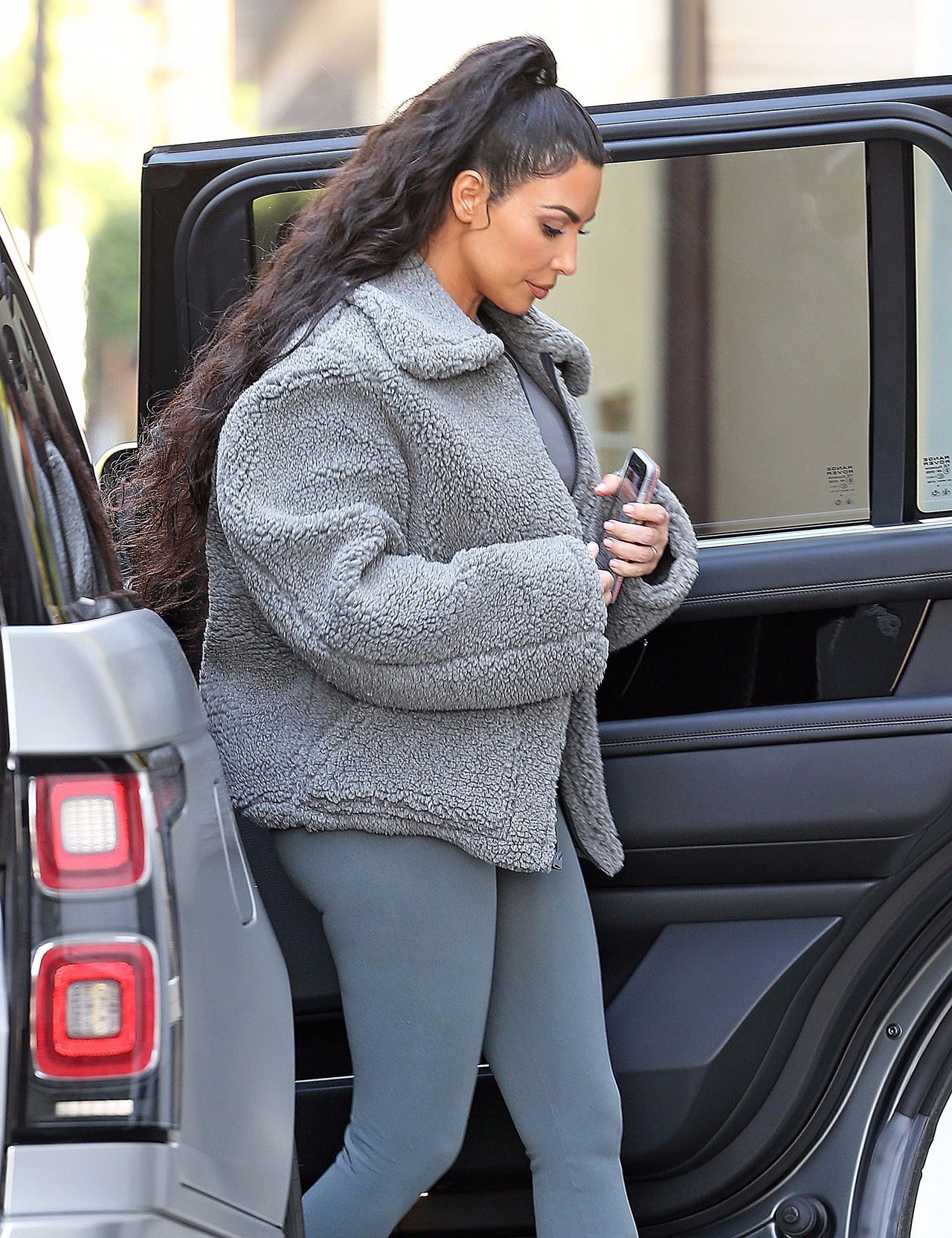 Kim Kardashian w szarym futerku