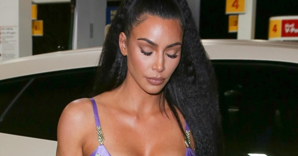 Kim Kardashian w OKROPNEJ kreacji na ślubie znajomego. Uwagę zwróciły jej doczepy (ZDJĘCIA) Kim Kardashian w OKROPNEJ kreacji na ślubie znajomego. Uwagę zwróciły jej doczepy (ZDJĘCIA)