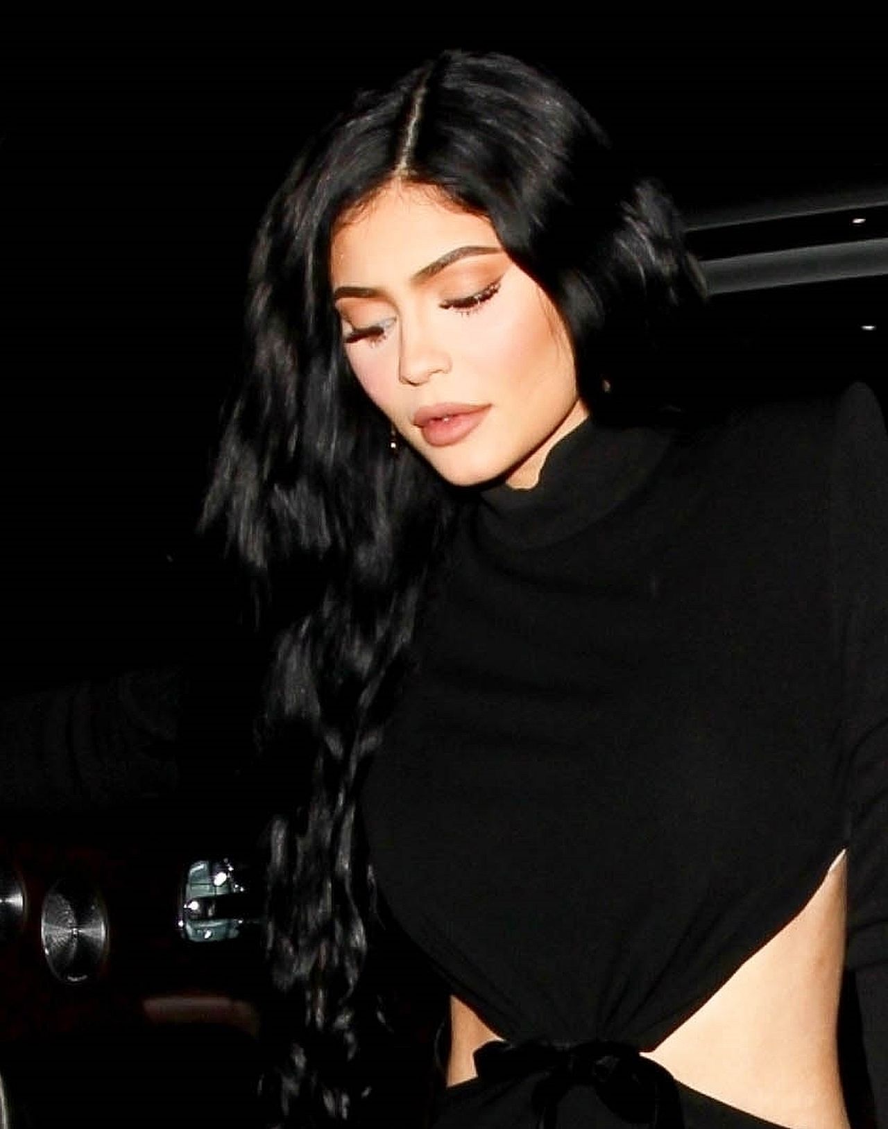 Kylie Jenner w czarnym kombinezonie 1