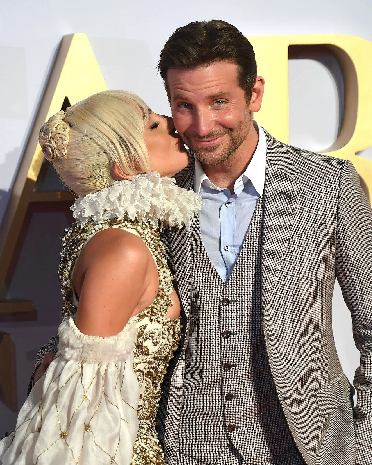 A Star is Born - UK premiere held at the Vue Cinema, Leicester Square. / TIMMSY / BACKGRID , kod: Lady Gaga - Bradley Cooper A Star is Born - UK premiere held at the Vue Cinema, Leicester Square. / TIMMSY / BACKGRID , kod: Lady Gaga - Bradley Cooper
