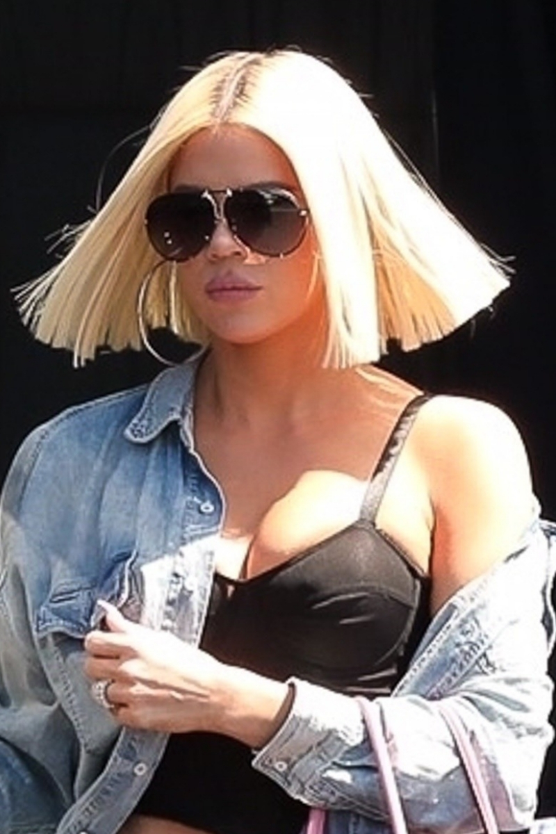 Khloe Kardashian w prostych i krótkich blond włosach