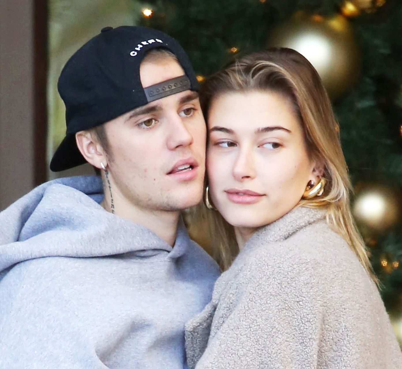 Justin Bieber i Hailey Baldwin przytuleni