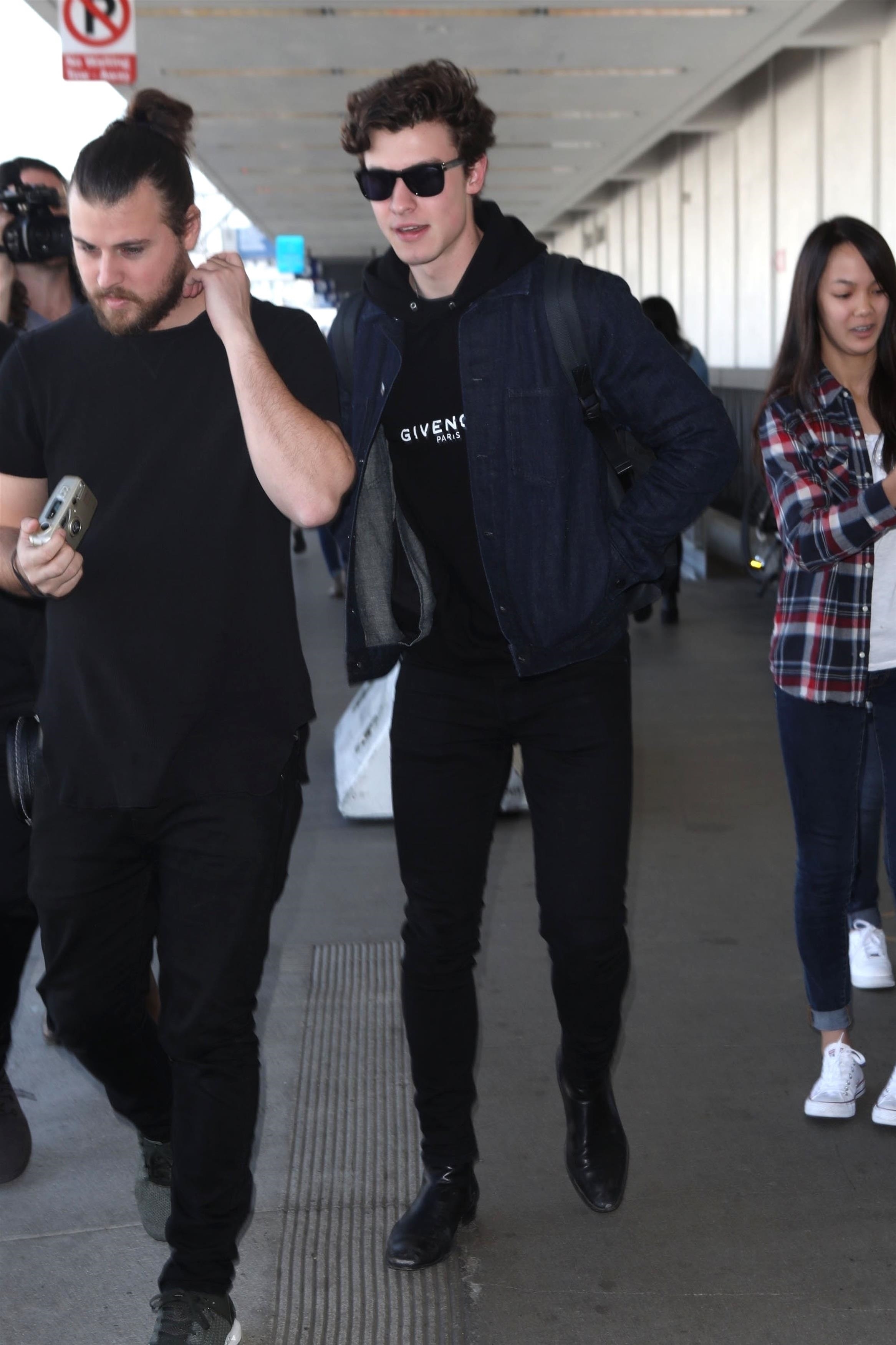 *EXCLUSIVE* Shawn Mendes gives a thumbs up as he departs on a flight at LAX airport Shawn Mendes