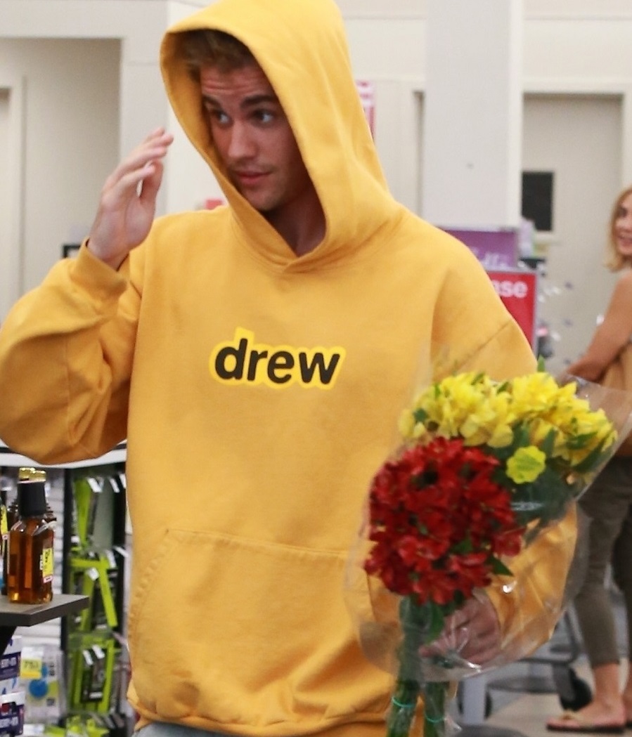Justin Bieber grabs some flowers at a CVS store in Beverly Hills Justin Beiber