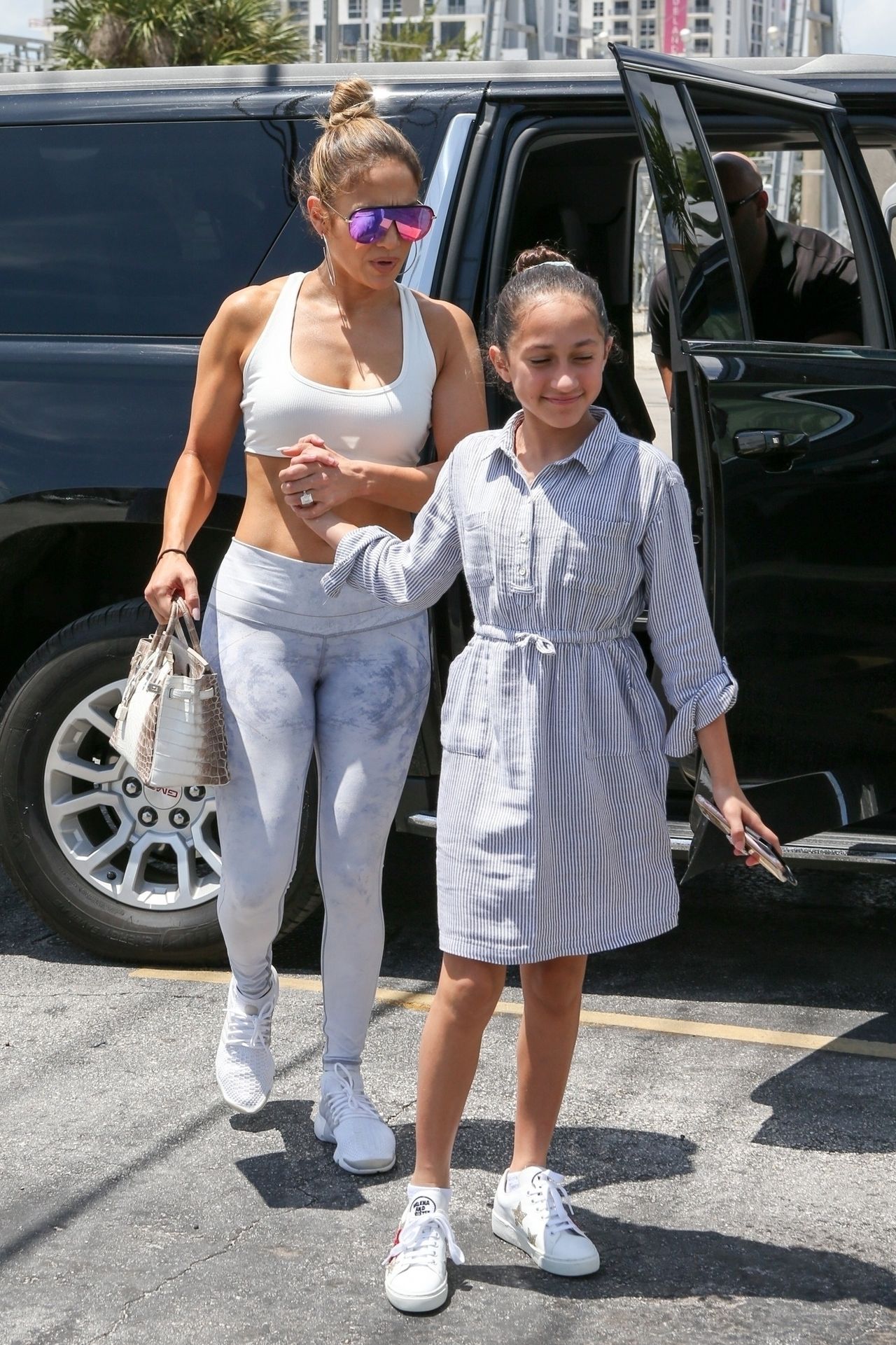 Jennifer Lopez pokazuje zgrabny brzuszek