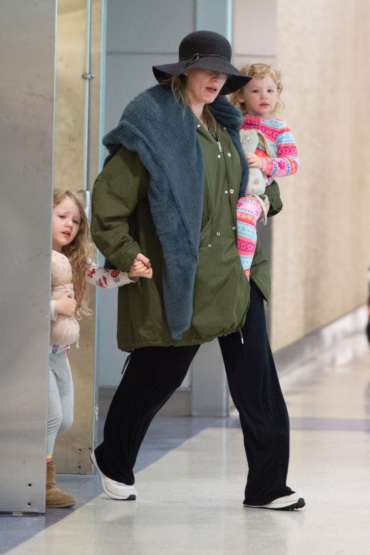 Blake Lively z dziećmi na lotnisku