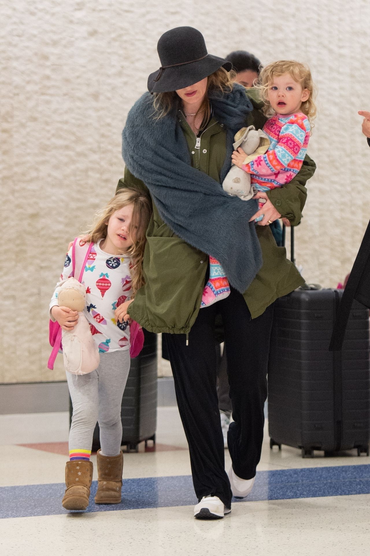 Blake Lively z dziećmi na lotnisku