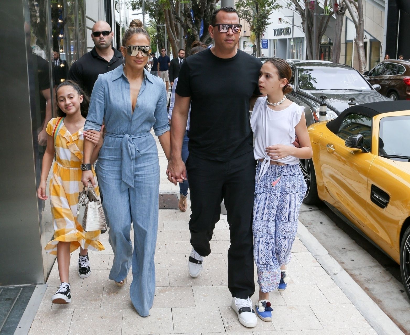 Jennifer Lopez na lunchu z narzeczonym i ich czwórką dzieci Jennifer Lopez na lunchu z narzeczonym i ich czwórką dzieci