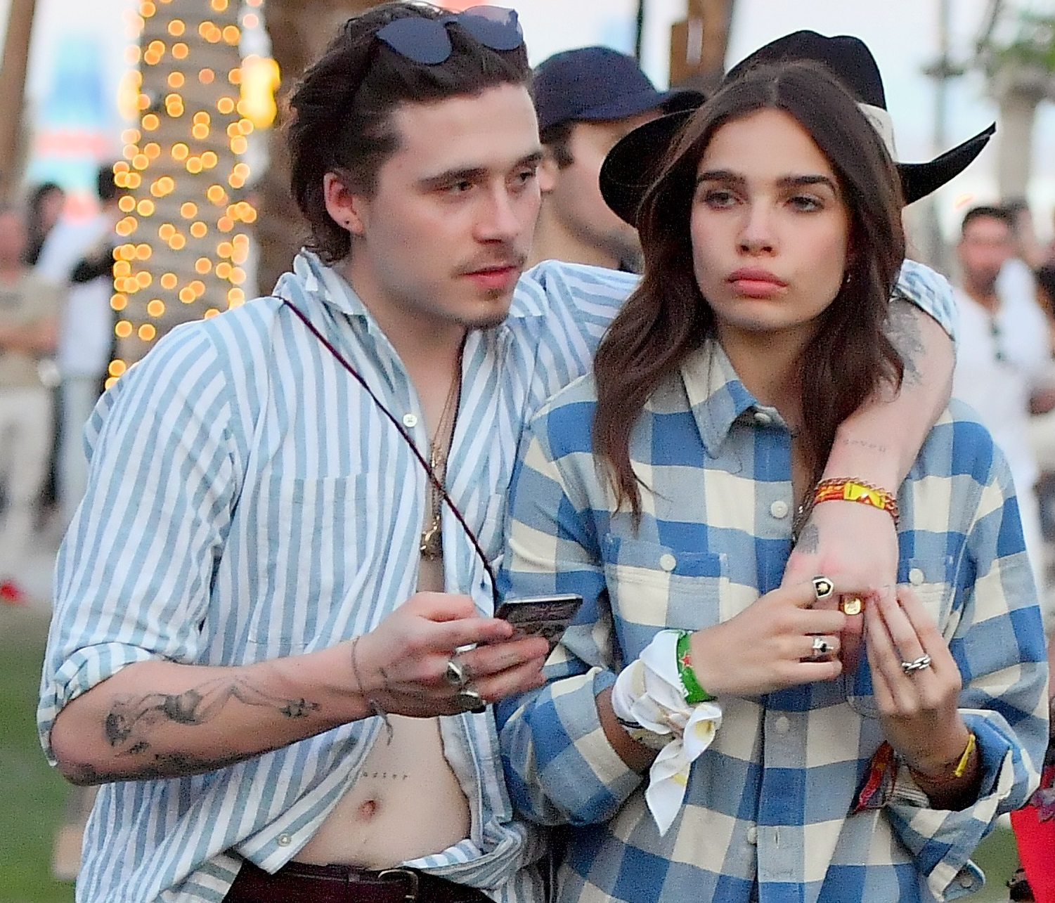 Bracia Beckham na Coachella 2019. Czułe uściski Brooklyna z dziewczyną Bracia Beckham na Coachella 2019. Czułe uściski Brooklyna z dziewczyną