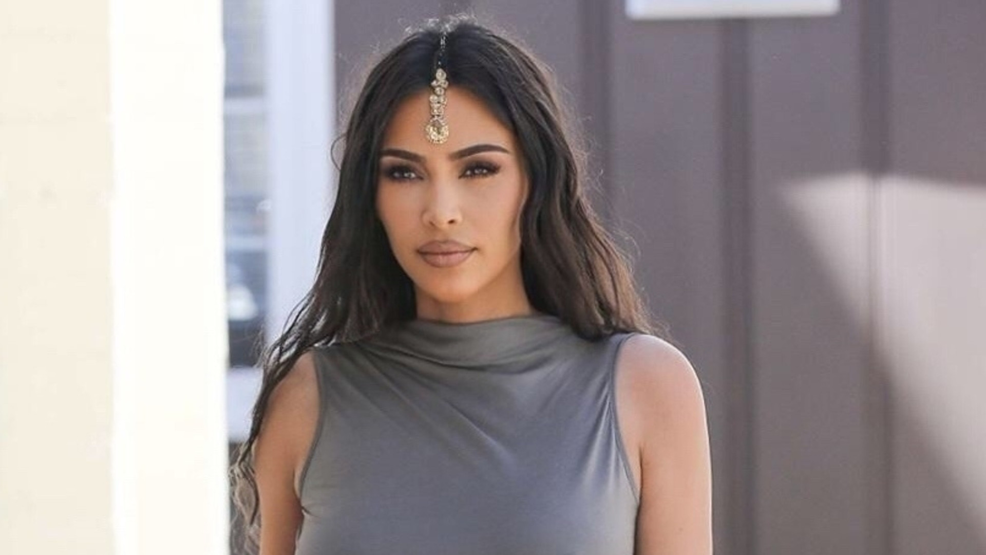 Kim Kardashian z ozdobą tikka we włosach