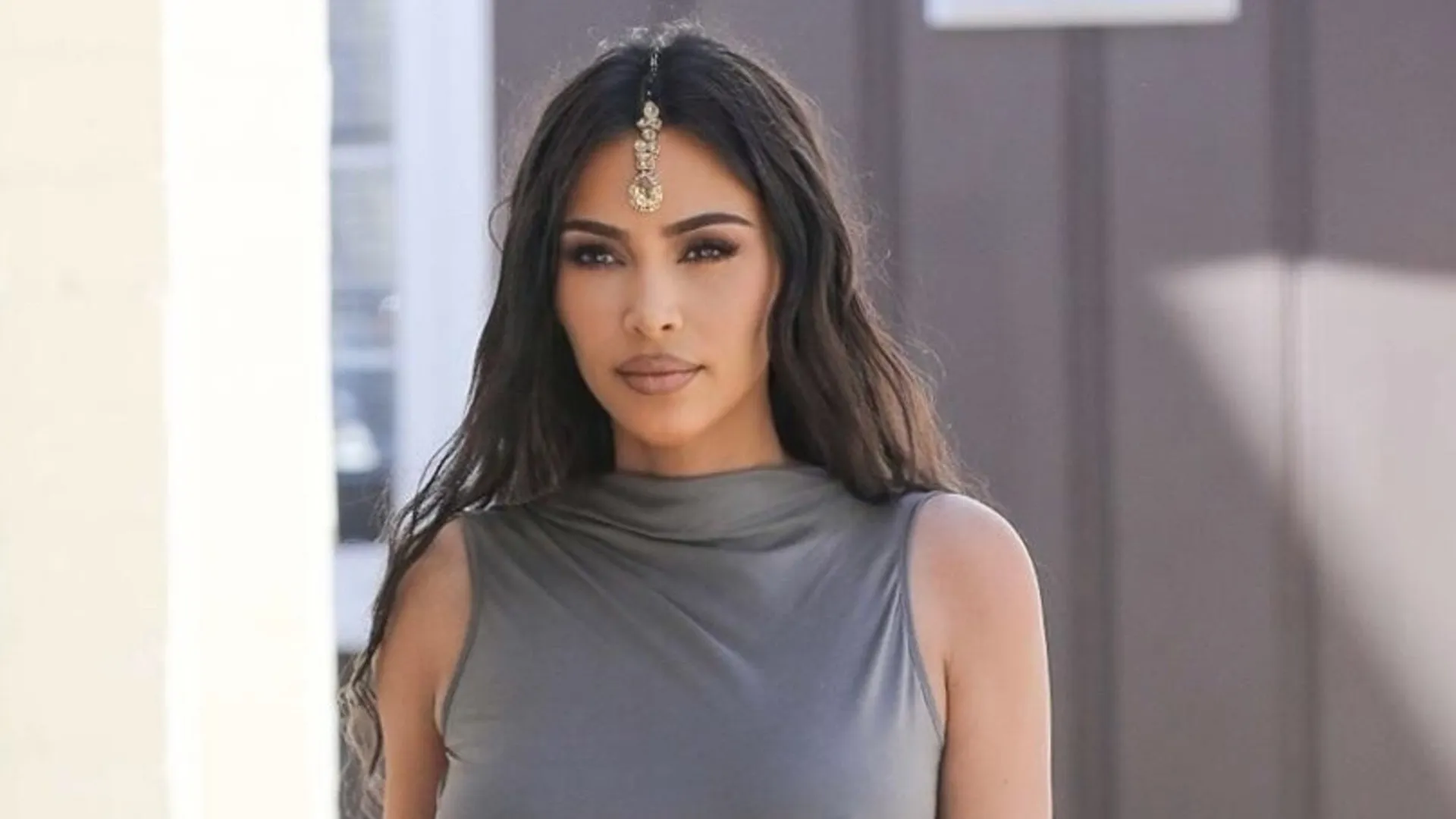 Kim Kardashian z ozdobą tikka we włosach Kim Kardashian z ozdobą tikka we włosach