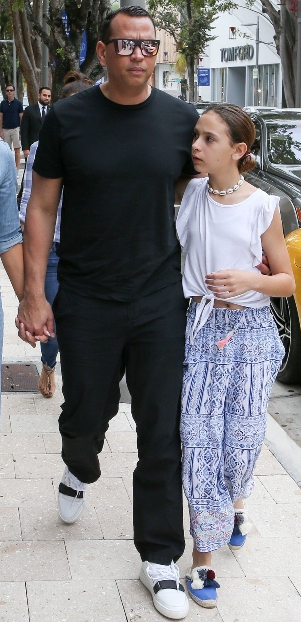 Jennifer Lopez na lunchu z narzeczonym i ich czwórką dzieci Jennifer Lopez na lunchu z narzeczonym i ich czwórką dzieci