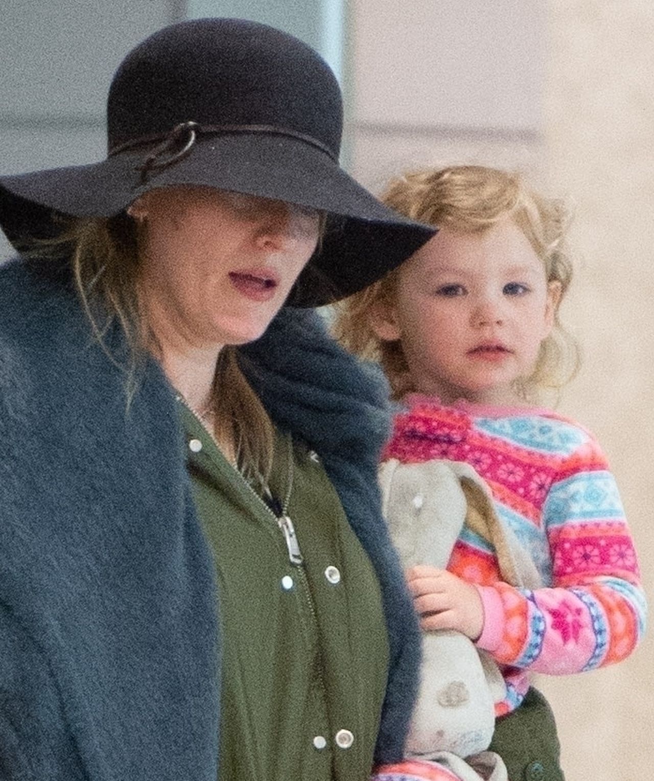 Blake Lively z dziećmi na lotnisku