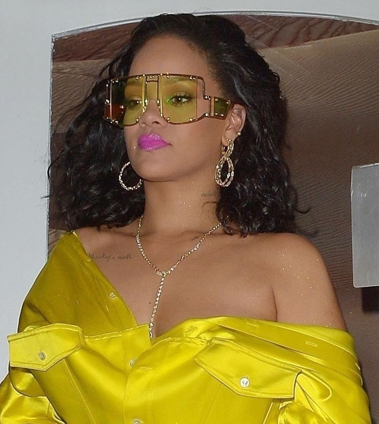 Rihanna w żółtej sukience Soho Londyn