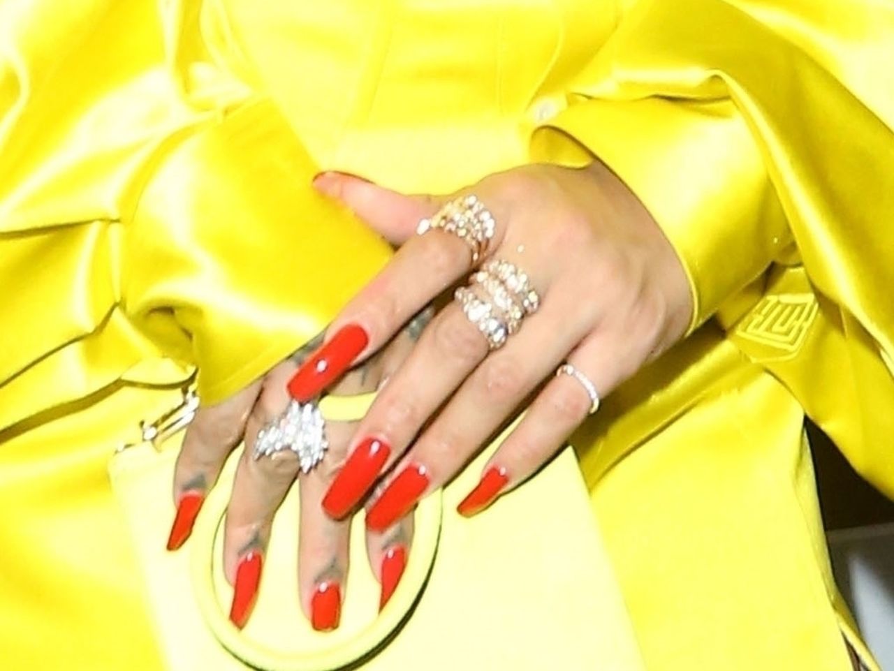 Manicure i biżuteria Rihanny