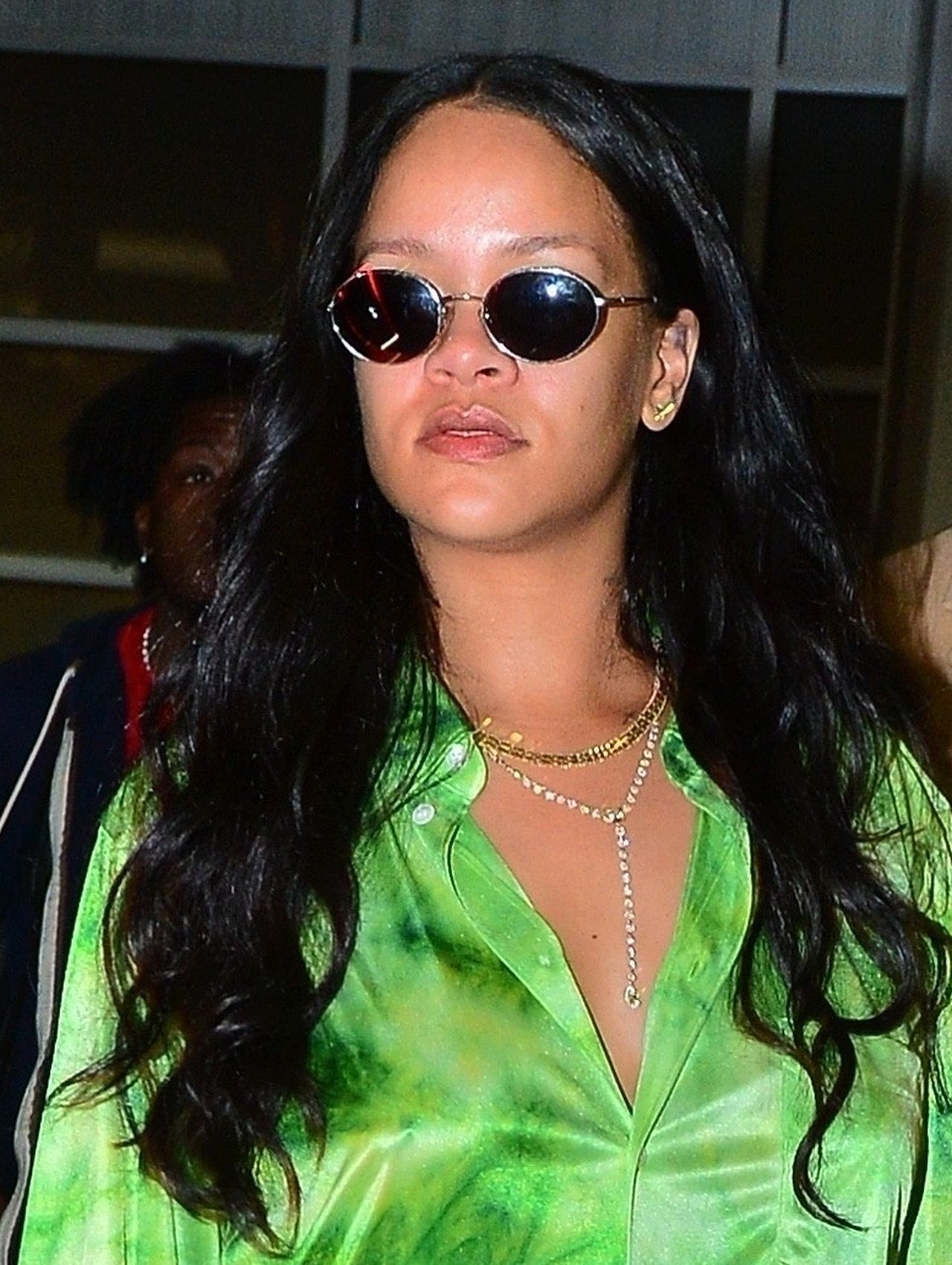 Rihanna w zielonej koszuli