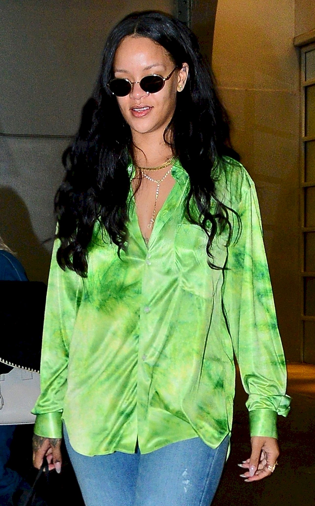 Rihanna w zielonej koszuli