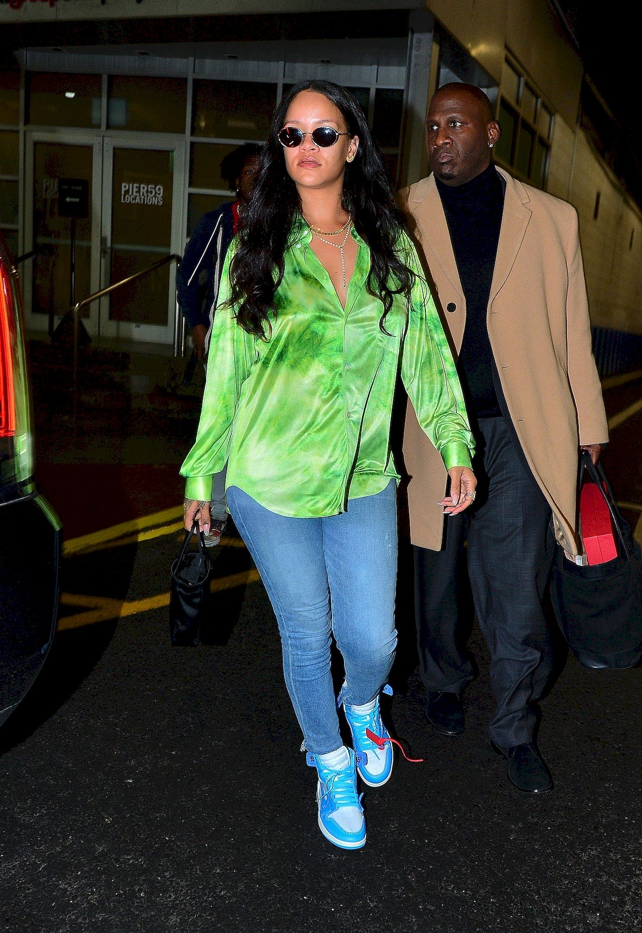 Rihanna w zielonej koszuli