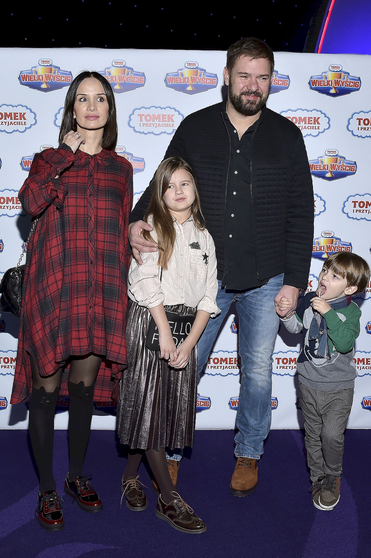 Viola Kołakowska i Tomasz Karolak z dziećmi