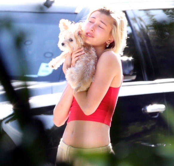 PREMIUM EXCLUSIVE Is Hailey Baldwin crying ? Drama expldes at Bieber new house