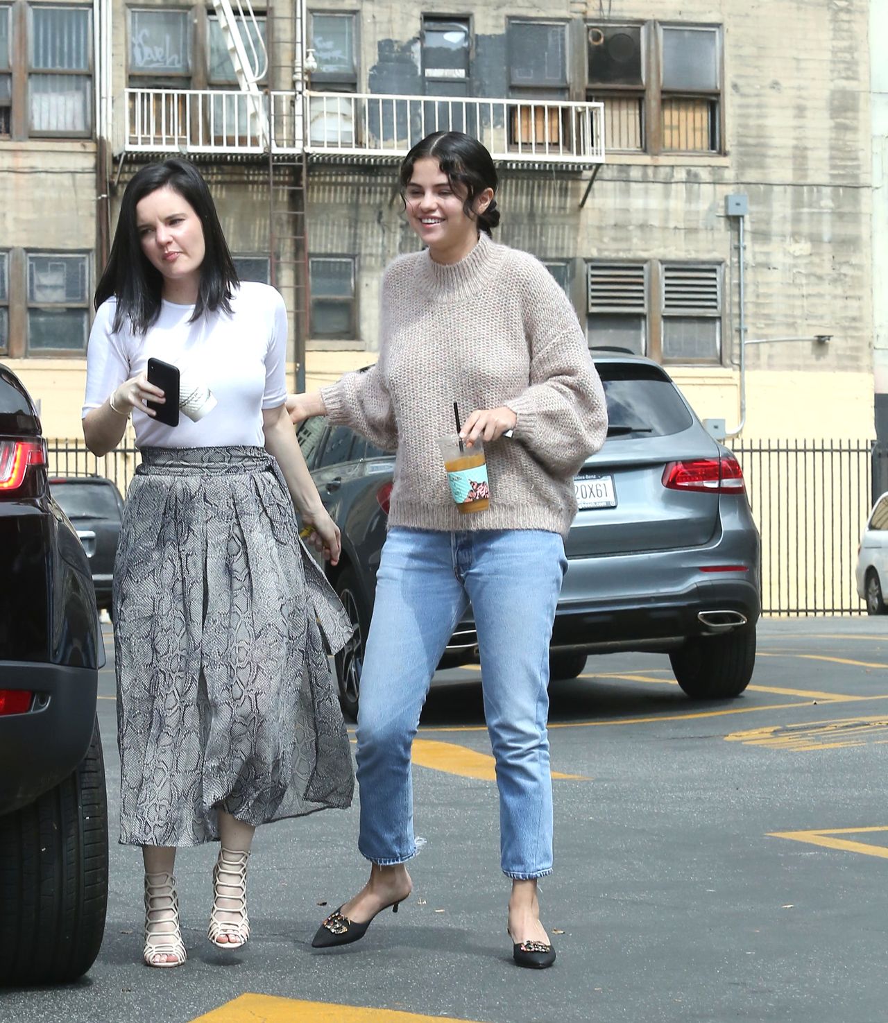 Selena Gomez w dżinsach i niedbałej fryzurze przed kościołem