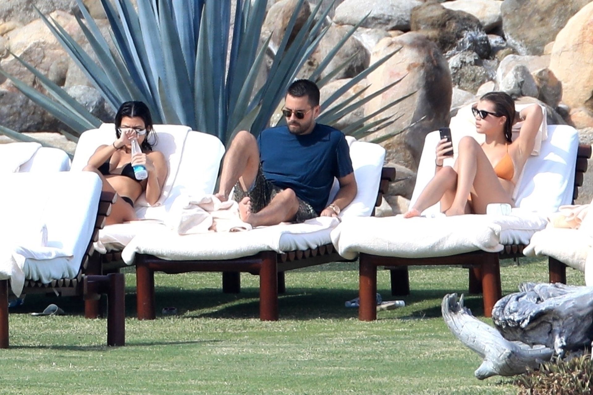 *PREMIUM-EXCLUSIVE* Three's Company for Kourtney Kardashian, Scott Disick and Sofia Richie**WEB EMBARGO UNTIL DECEMBER 24, 2018 at 11:00 AM PST** Scott Disick, Kourtney Kardashian, Sofia Richie