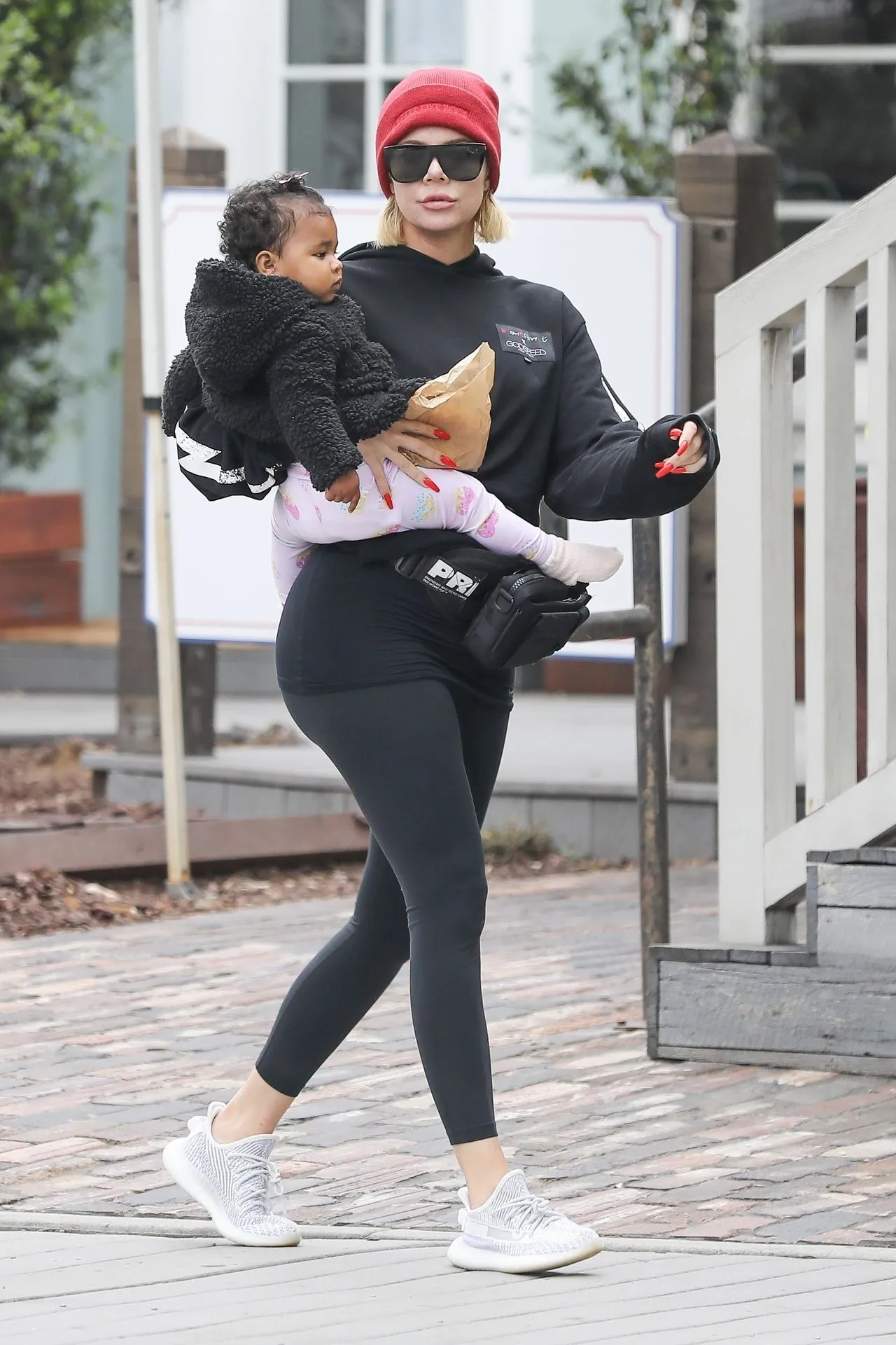 Khloe Kardashian i jej powiększone usta, Khloe z córką True idzie na lunch Khloe Kardashian i jej powiększone usta, Khloe z córką True idzie na lunch