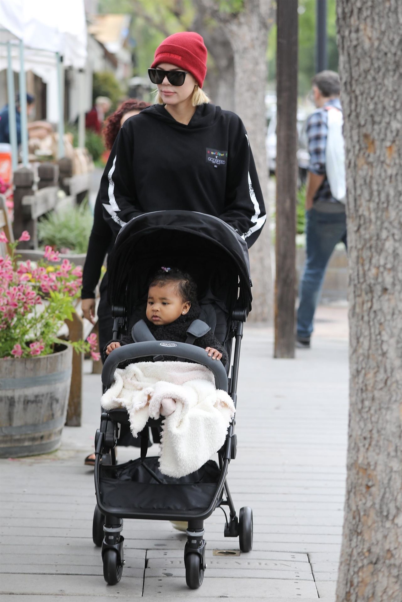 Khloe Kardashian i jej powiększone usta, Khloe z córką True idzie na lunch