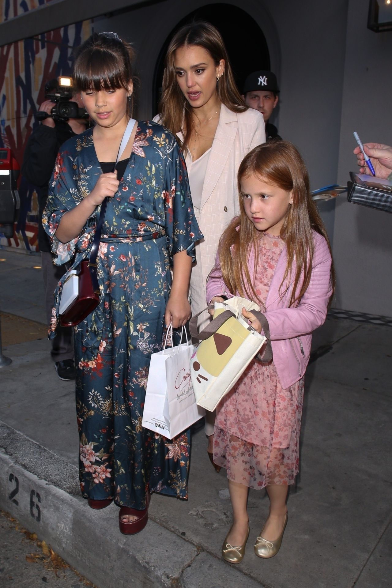 Jessica Alba has an early dinner with her daughters at Craig's