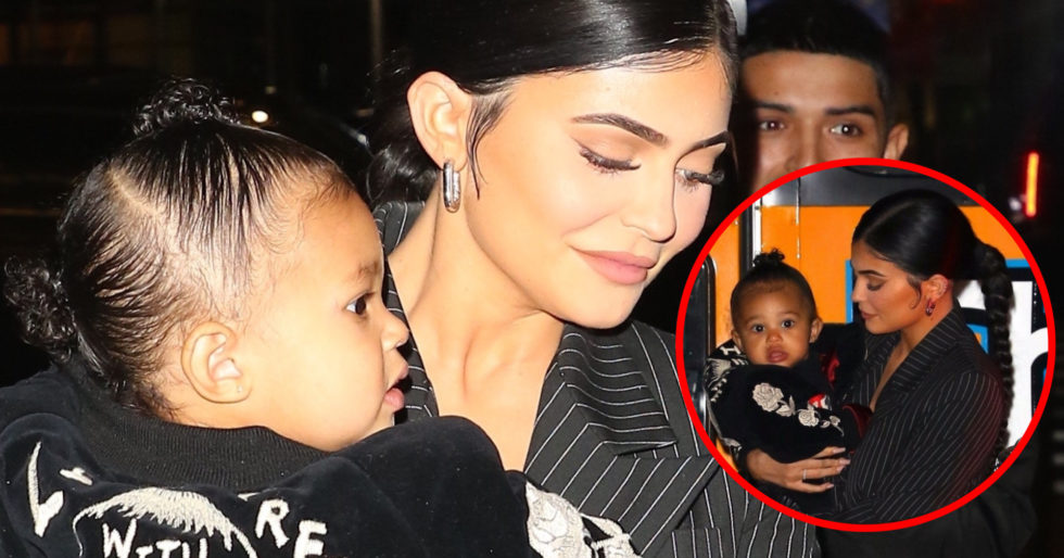 Kylie Jenner zabrała roczną córeczkę Stormi na kolację do restauracji (ZDJĘCIA) Kylie Jenner zabrała roczną córeczkę Stormi na kolację do restauracji (ZDJĘCIA)
