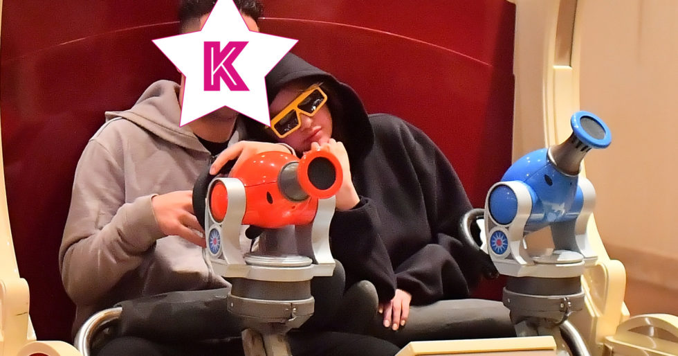 Selena Gomez przytula się do chłopaka – podczas wizyty w Disneylandzie gwiazda bawiła się świetnie (ZDJĘCIA) Selena Gomez przytula się do chłopaka – podczas wizyty w Disneylandzie gwiazda bawiła się świetnie (ZDJĘCIA)