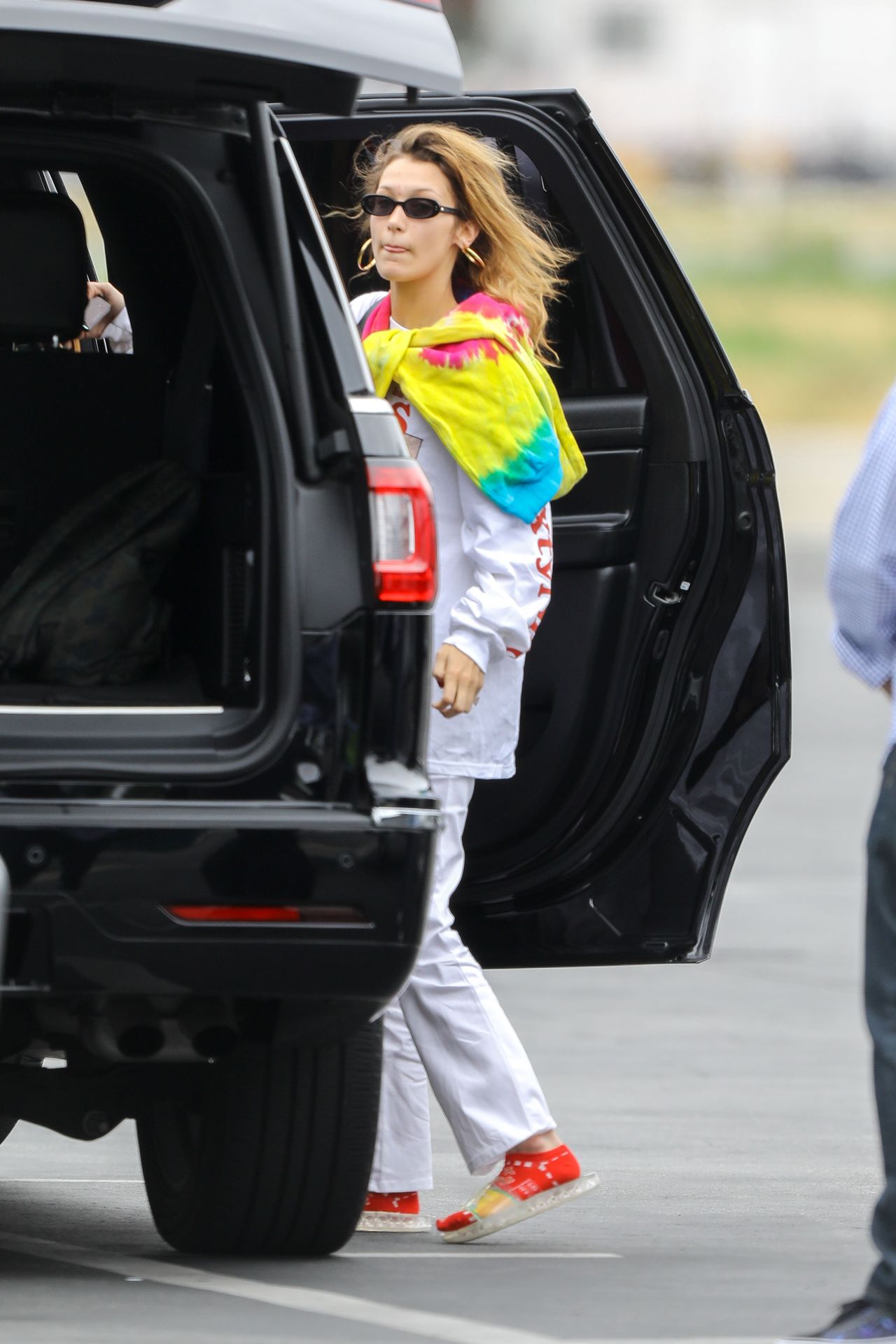 Bella Hadid w klapkach i skarpetach