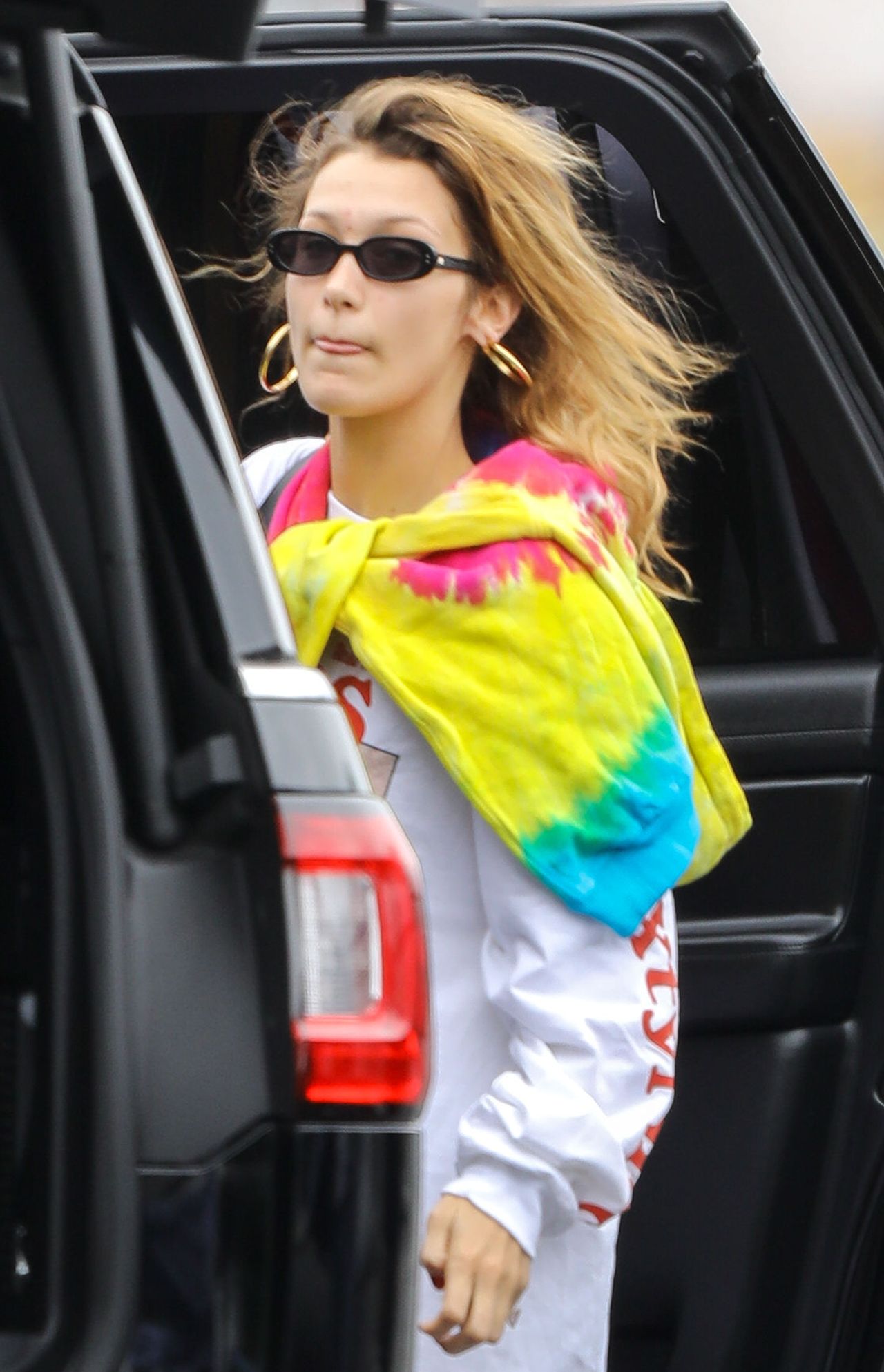 Bella Hadid w klapkach i skarpetach