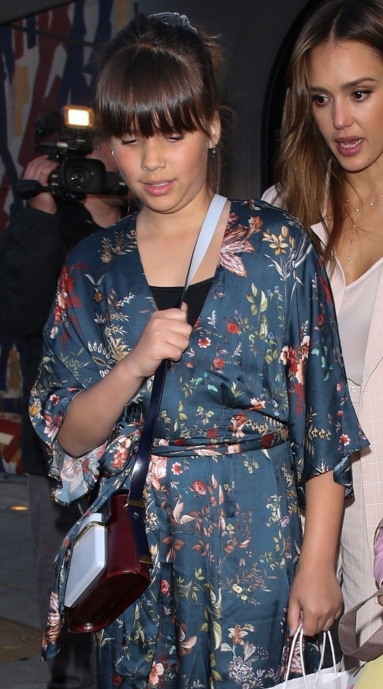 Jessica Alba has an early dinner with her daughters at Craig's