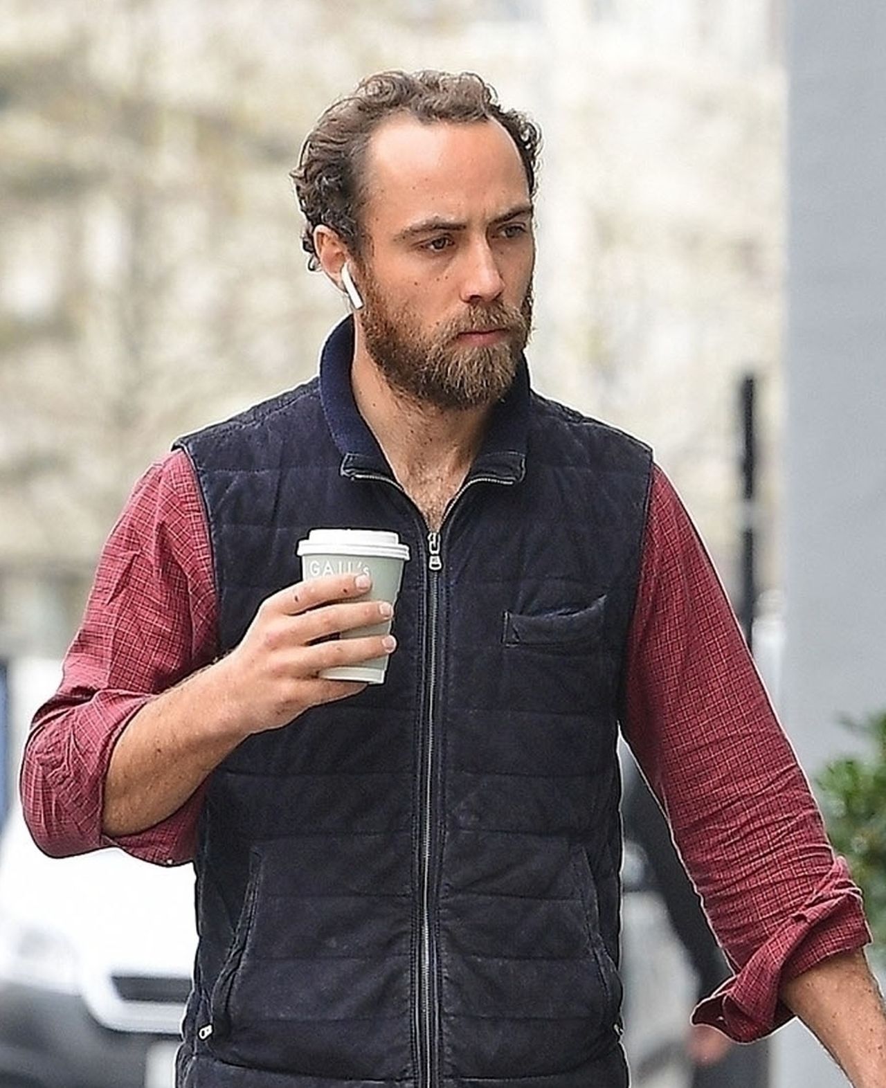 *EXCLUSIVE* Who let the Dogs Out - who, Who, Who - lol - Kate Middleton's Brother James Middleton Keeps busy as he's pictured walking along the Kings Road in Chelsea walking 5 dogs! / BACKGRID , kod: James Middleton