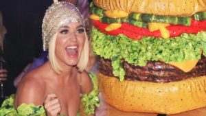 Gala Met 2019. Katy Perry na afterparty przebrana za cheeseburgera Gala Met 2019. Katy Perry na afterparty przebrana za cheeseburgera