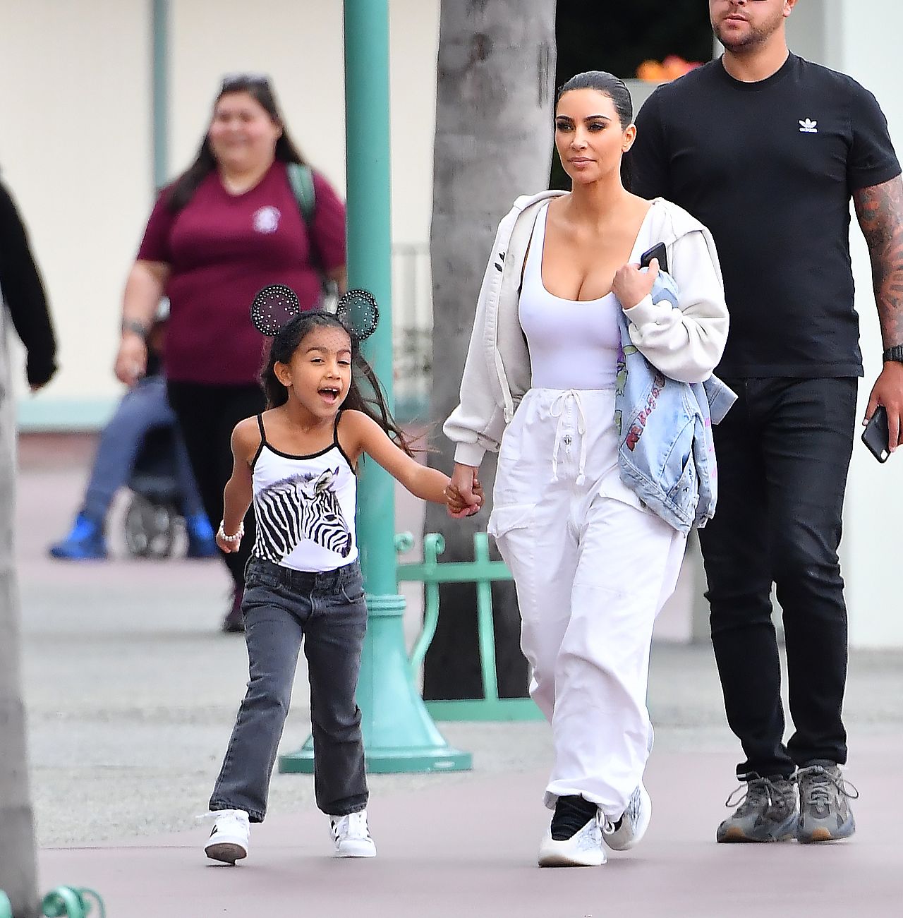 ** PREMIUM EXCLUSIVE RATES APPLY ** Kim Kardashian and her daughter North West have a fun day at Disneyland with friends