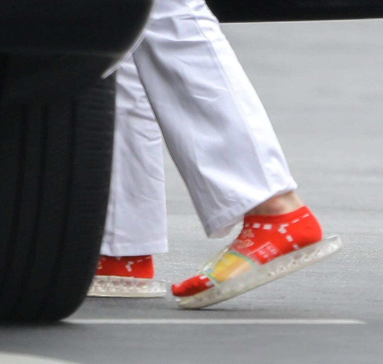 Bella Hadid w klapkach i skarpetach