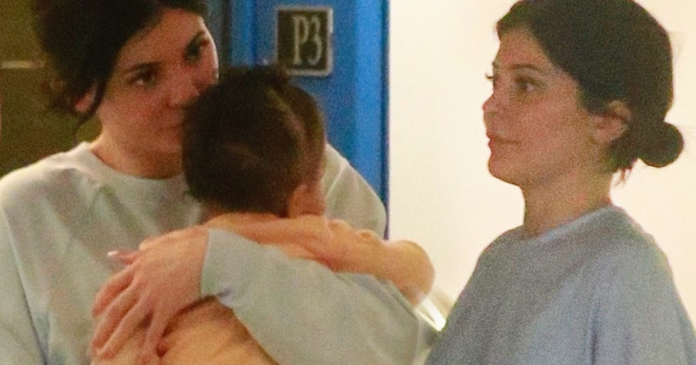 Kylie Jenner przyłapana ze Stormi, gdy wracała z zakupów – odsłoniła brzuch! Powrócą plotki o ciąży? Kylie Jenner przyłapana ze Stormi, gdy wracała z zakupów – odsłoniła brzuch! Powrócą plotki o ciąży?