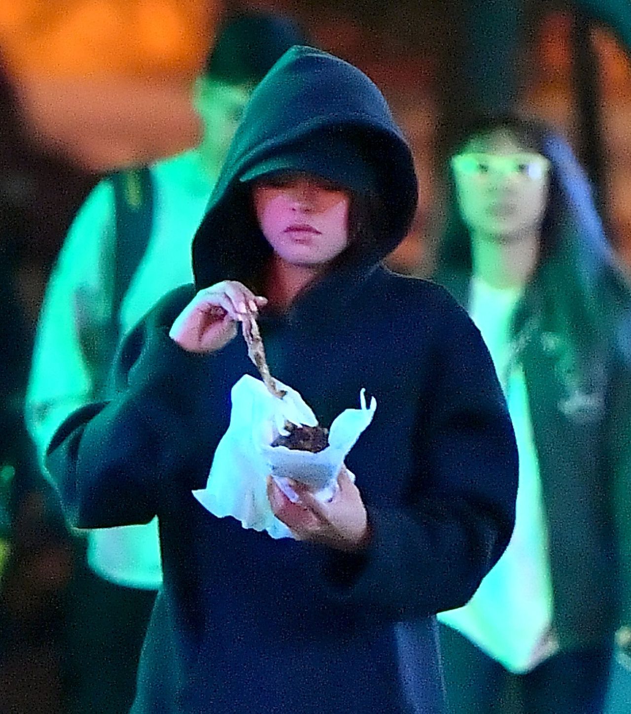 EXCLUSIVE: **WEB EMBARGO 1:30 pm EST 7th May 2019** Selena Gomez looks happy as she enjoys a night out at Disneyland with friends