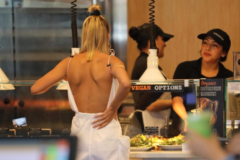*EXCLUSIVE* Hailey Bieber goes shopping at Erewhon market in Beverly Hills Hailey Bieber, Hailey Baldwin *EXCLUSIVE* Hailey Bieber goes shopping at Erewhon market in Beverly Hills Hailey Bieber, Hailey Baldwin